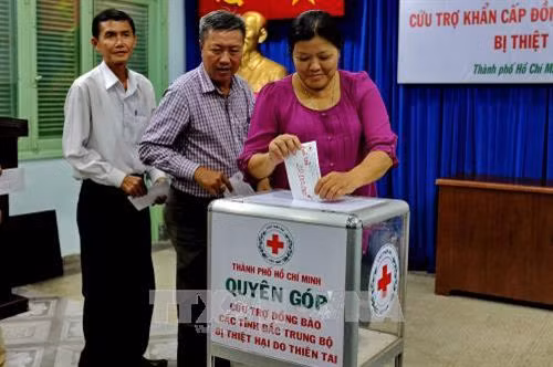 Quyên góp cứu trợ đồng bào các tỉnh Bắc Trung bộ bị thiệt hại do thiên tai. Ảnh: Thế Anh-TTXVN