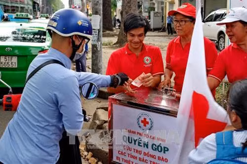 Quyên góp cứu trợ các tỉnh Bắc Trung bộ bị thiệt hại do thiên tai. Ảnh: Thế Anh-TTXVN