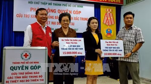 Các mạnh thường quân quyên góp ủng hộ 25 triệu đồng cho gia đình phóng viên Đinh Hữu Dư, công tác tại CQTT TTXVN tỉnh Yên Bái, bị tai nạn lũ cuốn trôi khi đang tác nghiệp, hiện còn mất tích. Ảnh: Thế Anh-TTXVN