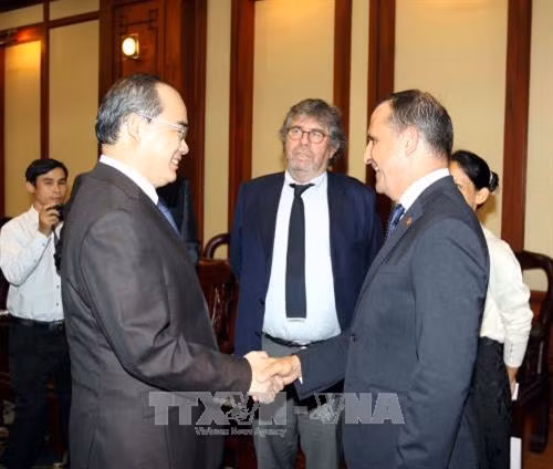 Bí thư Thành ủy Thành phố Hồ Chí Minh Nguyễn Thiện Nhân đón ông Fabrice Richy, tân Tổng Giám đốc Cơ quan Phát triển Pháp (AFD) Việt Nam. Ảnh: Thanh Vũ-TTXVN