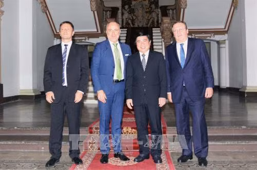 Chủ tịch UBND Thành phố Hồ Chí Minh Nguyễn Thành Phong với Phó Quốc vụ khanh Bộ Ngoại giao Kinh tế và Đối ngoại Hungary cùng các đại biểu. Ảnh: Thanh Vũ-TTXVN