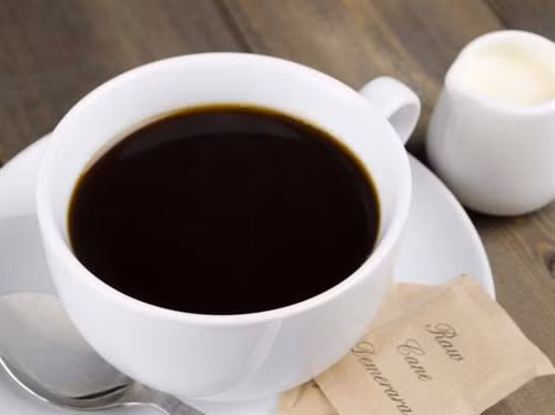 Cà phê Kaffeost ở Phần Lan: Cà phê nóng cùng với những viên phô mai nhỏ. (ảnh: Youtube/bilboteket) Cà phê Türk Kahvesi ở Thổ Nhĩ Kỳ: Cà phê được pha bằng một dụng cụ bằng đồng đặc biệt gọi là cezve. Đặc biệt, với cách pha này, người ta không lọc bã cà phê mà để bã tự lắng xuống. (ảnh: Wikimedia). Cà phê Yuanyang ở Malaysia: Một loại thức uống cực ngon được pha chế từ 3 phần cà phê đen và 7 phần trà sữa Hongkong. Bạn có thể dùng loại đồ uống này nóng hoặc lạnh. (ảnh: Courtesy of The Works of Life). Cà phê Flat White ở Australia: Loại cà phê này tương tự như cách làm một ly latte nhưng với kích cỡ nhỏ hơn. Để làm một tách này bạn cần một shot espresso và phun bọt sữa lên trên. (ảnh: Flick/Jessica Spengler). Cà phê Frappé ở Hy Lạp: Đây là đồ uống do một đại diện của hãng Nescafé tạo ra năm 1957. Loại cà phê này khá phổ biến vào mùa hè ở Hy Lạp, bao gồm cà phê hòa tan và lớp bọt sữa ở bên trên. (ảnh: Shutterstock). Cà phê Espresso Romano ở Italy: Người Italy dùng Espresso cùng với một lát chanh, thứ có thể mang lại hương vị độc đáo cho tách cà phê này. (ảnh: Shutterstock). Cà phê sữa đá ở Việt Nam: Ngọt ngào và có hương vị mạnh mẽ, cà phê sữa đá rất phổ biến ở Việt Nam. Cà phê được ủ bằng phin và nhỏ giọt xuống một cốc chứa đá lạnh và sữa đặc ở bên dưới. (ảnh: Flick/Alpha) Cà phê Café de Olla của Mexico: Cà phê truyền thống Mexico được pha cùng với thanh quế và đường mía chưa tinh chế, sau đó được rót vào một chiếc cốc bằng đất sét. Người dân Mexico tin rằng cốc đất sét sẽ làm nổi bật hương vị cà phê hơn. (ảnh: Wikimedia). Cà phê Touba ở Senegal: Hạt cà phê được rang cùng với hạt tiêu Guinea và thảo mộc, sau đó được pha và lọc trực tiếp từ bình. (ảnh: Getty). Cafezinho ở Brazil: Đây là thức uống phổ biến nhất đối với người dân địa phương. Cafezinho tương tự như một tách espresso, chỉ có điều loại này ngọt và thường được ủ thẳng với đường. (ảnh: Shutterstock). Cà phê Bombon ở Tây Ban Nha dành cho những tín đồ "ưa ngọt" đích thực với một lớp sữa đặc khá dày ở bên dưới cốc. (ảnh: Flickr/Abel Pardo Lopez). Cà phê Irish ở Ireland là một hỗn hợp bao gồm cà phê nóng, whisky Ailen, và đường, cùng với một lớp kem dày bên trên. (ảnh: Flickr/Marco Verch). Cà phê Wiener Melange ở Áo: Tương tự như cappuccino, thức uống này bao gồm espresso ở dưới cốc, ở trên phủ lớp sữa, bọt sữa, đôi khi có cả kem và bột ca cao. (ảnh: Shutterstock). Café au lait ở Pháp: Người Pháp thường thích khởi đầu ngày mới bằng ly cà phê hòa cùng với sữa nóng với tỷ lệ bằng nhau. Cà phê thường được rót trong một chiếc cốc lớn để có thể nhúng bánh croissant. (ảnh: Flickr/Christopher Cornelius). Cà phê Spiced của Morocco: Cà phê đen được pha trộn cùng với các loại gia vị nóng như thảo quả, hạt tiêu đen, quế, đinh hương, và nhục đậu khấu. (ảnh: Shutterstock). Cà phê Cubano của Cuba mang hương vị mạnh mẽ của espresso pha với đường. (ảnh: Shutterstock).