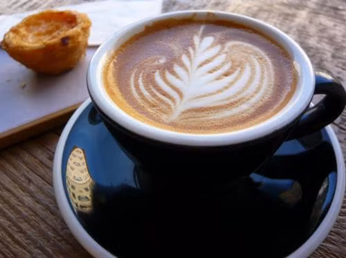 Cà phê Kaffeost ở Phần Lan: Cà phê nóng cùng với những viên phô mai nhỏ. (ảnh: Youtube/bilboteket) Cà phê Türk Kahvesi ở Thổ Nhĩ Kỳ: Cà phê được pha bằng một dụng cụ bằng đồng đặc biệt gọi là cezve. Đặc biệt, với cách pha này, người ta không lọc bã cà phê mà để bã tự lắng xuống. (ảnh: Wikimedia). Cà phê Yuanyang ở Malaysia: Một loại thức uống cực ngon được pha chế từ 3 phần cà phê đen và 7 phần trà sữa Hongkong. Bạn có thể dùng loại đồ uống này nóng hoặc lạnh. (ảnh: Courtesy of The Works of Life). Cà phê Flat White ở Australia: Loại cà phê này tương tự như cách làm một ly latte nhưng với kích cỡ nhỏ hơn. Để làm một tách này bạn cần một shot espresso và phun bọt sữa lên trên. (ảnh: Flick/Jessica Spengler). Cà phê Frappé ở Hy Lạp: Đây là đồ uống do một đại diện của hãng Nescafé tạo ra năm 1957. Loại cà phê này khá phổ biến vào mùa hè ở Hy Lạp, bao gồm cà phê hòa tan và lớp bọt sữa ở bên trên. (ảnh: Shutterstock). Cà phê Espresso Romano ở Italy: Người Italy dùng Espresso cùng với một lát chanh, thứ có thể mang lại hương vị độc đáo cho tách cà phê này. (ảnh: Shutterstock). Cà phê sữa đá ở Việt Nam: Ngọt ngào và có hương vị mạnh mẽ, cà phê sữa đá rất phổ biến ở Việt Nam. Cà phê được ủ bằng phin và nhỏ giọt xuống một cốc chứa đá lạnh và sữa đặc ở bên dưới. (ảnh: Flick/Alpha) Cà phê Café de Olla của Mexico: Cà phê truyền thống Mexico được pha cùng với thanh quế và đường mía chưa tinh chế, sau đó được rót vào một chiếc cốc bằng đất sét. Người dân Mexico tin rằng cốc đất sét sẽ làm nổi bật hương vị cà phê hơn. (ảnh: Wikimedia). Cà phê Touba ở Senegal: Hạt cà phê được rang cùng với hạt tiêu Guinea và thảo mộc, sau đó được pha và lọc trực tiếp từ bình. (ảnh: Getty). Cafezinho ở Brazil: Đây là thức uống phổ biến nhất đối với người dân địa phương. Cafezinho tương tự như một tách espresso, chỉ có điều loại này ngọt và thường được ủ thẳng với đường. (ảnh: Shutterstock). Cà phê Bombon ở Tây Ban Nha dành cho những tín đồ "ưa ngọt" đích thực với một lớp sữa đặc khá dày ở bên dưới cốc. (ảnh: Flickr/Abel Pardo Lopez). Cà phê Irish ở Ireland là một hỗn hợp bao gồm cà phê nóng, whisky Ailen, và đường, cùng với một lớp kem dày bên trên. (ảnh: Flickr/Marco Verch). Cà phê Wiener Melange ở Áo: Tương tự như cappuccino, thức uống này bao gồm espresso ở dưới cốc, ở trên phủ lớp sữa, bọt sữa, đôi khi có cả kem và bột ca cao. (ảnh: Shutterstock). Café au lait ở Pháp: Người Pháp thường thích khởi đầu ngày mới bằng ly cà phê hòa cùng với sữa nóng với tỷ lệ bằng nhau. Cà phê thường được rót trong một chiếc cốc lớn để có thể nhúng bánh croissant. (ảnh: Flickr/Christopher Cornelius). Cà phê Spiced của Morocco: Cà phê đen được pha trộn cùng với các loại gia vị nóng như thảo quả, hạt tiêu đen, quế, đinh hương, và nhục đậu khấu. (ảnh: Shutterstock). Cà phê Cubano của Cuba mang hương vị mạnh mẽ của espresso pha với đường. (ảnh: Shutterstock).