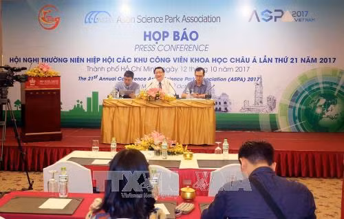 Phó GS.TS Lê Hoài Quốc, Trưởng ban Quản lý Khu công nghệ cao Thành phố Hồ Chí Minh chủ trì buổi họp báo. Ảnh: Thanh Vũ-TTXVN