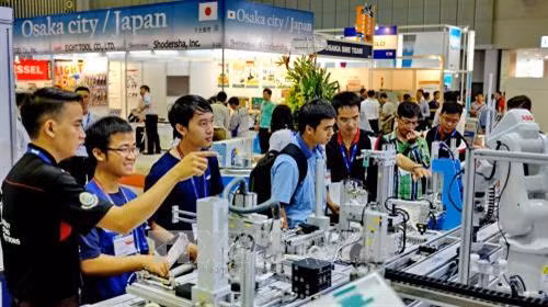 Khách tham quan triển lãm. Ảnh: Thế Anh - TTXVN
