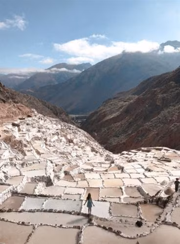 Những cánh đồng muối trên thế giới thường nằm gần biển nhưng đồng muối Maras ở Peru nằm ở độ cao 3.000 m trên dãy núi Andes. Ảnh: SCMP Từ thành phố miền đông nam Cusco, vượt qua chặng đường núi quanh co khoảng 40km, những ô muối trắng nổi bật trên xanh của cây và nâu vàng của đất đá hiện ra lung linh dưới ánh nắng vùng cao. Ảnh: Bored Panda Thăm đồng muối Maras ở thung lĩnh Inca linh thiêng của Peru, du khách thường lên đến tận đỉnh núi để nhìn xuống những ô muối trắng tinh trải dọc sườn đồi. Ảnh: Bored Panda Cách làm những ô muối này cũng tương tự như ruộng bậc thang ở Việt Nam. Ảnh: Bored Panda Theo chia sẻ của du khách, mỗi ô muối thuộc về một gia đình khác nhau. Ảnh: Bored Panda Đồng muối ở Maras có tới hơn 5.000 ô muối, mỗi ô chỉ khoảng 4m2, nhưng các diêm dân Peru không bao giờ nhầm lẫn ô muối của họ. Ảnh: SCMP Cánh đồng muối được nuôi dưỡng bằng hệ thống kênh dẫn phức tạp, lấy nước từ một dòng suối ngầm cực kỳ mặn. Nguyên nhân là vì khu vực này từng nằm hoàn toàn dưới đáy biển. Ảnh: Bored Panda Những biến động địa chất và dịch chuyển của thềm lục địa đã đẩy đáy biển lên và hình thành dãy núi Andes. Một lượng nước biển lớn bị mắc kẹt trong những kẽ đá và hình thành nên dòng suối ngầm chứa nước mặn mà dân ở đây gọi là Qoripujio. Ảnh: SCMP Du khách có thể sẽ không nhận ra suối Qoripujio bởi nó chỉ rộng có 20cm. Điểm đặc biệt là 2 bên bờ suốt đóng lớp muối dày và nước rất ấm. Ảnh: SCMP Nếu như di tích Inca mới chỉ xuất hiện từ đầu thế kỷ 13 thì dòng suối mặn cùng với những cánh đồng muối ở Maras có lịch sử từ thời Văn hóa Chanapata (từ 200 năm đến 900 năm trước Công nguyên). Ảnh: Bored Panda Những đầu bếp hàng đầu của Peru đếu hết lòng tán dương loại muối phớt hồng từ vùng núi Andes này. Ảnh: Bored Panda Muối ở Maras giờ có mặt tại những nhà hàng sang trọng hàng đầu ở Peru và được xuất khẩu sang Nhật Bản, Thụy Sỹ. Giá muối Maras trên trang mua sắm trực tuyến Amazon cao gấp 10 lần so với mua ngay tại địa phương. Ảnh: SCMP Muối Maras đặc biệt không chỉ ở vị và màu mà chính là từ lượng khoáng như magie, sát, canxi, kẽm… giúp giảm căng thẳng và ngăn ngừa các bệnh loãng xương, thiếu máu. Ảnh: SCMP