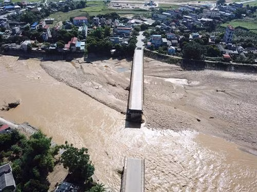 Cầu Thia (Yên Bái) bị đứt nhịp do lũ, gây thiệt hại nặng nề về người và của. Ảnh: Hoàng Hà