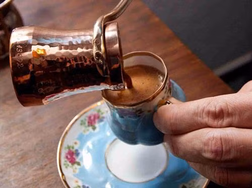 Cà phê Kaffeost ở Phần Lan: Cà phê nóng cùng với những viên phô mai nhỏ. (ảnh: Youtube/bilboteket) Cà phê Türk Kahvesi ở Thổ Nhĩ Kỳ: Cà phê được pha bằng một dụng cụ bằng đồng đặc biệt gọi là cezve. Đặc biệt, với cách pha này, người ta không lọc bã cà phê mà để bã tự lắng xuống. (ảnh: Wikimedia). Cà phê Yuanyang ở Malaysia: Một loại thức uống cực ngon được pha chế từ 3 phần cà phê đen và 7 phần trà sữa Hongkong. Bạn có thể dùng loại đồ uống này nóng hoặc lạnh. (ảnh: Courtesy of The Works of Life). Cà phê Flat White ở Australia: Loại cà phê này tương tự như cách làm một ly latte nhưng với kích cỡ nhỏ hơn. Để làm một tách này bạn cần một shot espresso và phun bọt sữa lên trên. (ảnh: Flick/Jessica Spengler). Cà phê Frappé ở Hy Lạp: Đây là đồ uống do một đại diện của hãng Nescafé tạo ra năm 1957. Loại cà phê này khá phổ biến vào mùa hè ở Hy Lạp, bao gồm cà phê hòa tan và lớp bọt sữa ở bên trên. (ảnh: Shutterstock). Cà phê Espresso Romano ở Italy: Người Italy dùng Espresso cùng với một lát chanh, thứ có thể mang lại hương vị độc đáo cho tách cà phê này. (ảnh: Shutterstock). Cà phê sữa đá ở Việt Nam: Ngọt ngào và có hương vị mạnh mẽ, cà phê sữa đá rất phổ biến ở Việt Nam. Cà phê được ủ bằng phin và nhỏ giọt xuống một cốc chứa đá lạnh và sữa đặc ở bên dưới. (ảnh: Flick/Alpha) Cà phê Café de Olla của Mexico: Cà phê truyền thống Mexico được pha cùng với thanh quế và đường mía chưa tinh chế, sau đó được rót vào một chiếc cốc bằng đất sét. Người dân Mexico tin rằng cốc đất sét sẽ làm nổi bật hương vị cà phê hơn. (ảnh: Wikimedia). Cà phê Touba ở Senegal: Hạt cà phê được rang cùng với hạt tiêu Guinea và thảo mộc, sau đó được pha và lọc trực tiếp từ bình. (ảnh: Getty). Cafezinho ở Brazil: Đây là thức uống phổ biến nhất đối với người dân địa phương. Cafezinho tương tự như một tách espresso, chỉ có điều loại này ngọt và thường được ủ thẳng với đường. (ảnh: Shutterstock). Cà phê Bombon ở Tây Ban Nha dành cho những tín đồ "ưa ngọt" đích thực với một lớp sữa đặc khá dày ở bên dưới cốc. (ảnh: Flickr/Abel Pardo Lopez). Cà phê Irish ở Ireland là một hỗn hợp bao gồm cà phê nóng, whisky Ailen, và đường, cùng với một lớp kem dày bên trên. (ảnh: Flickr/Marco Verch). Cà phê Wiener Melange ở Áo: Tương tự như cappuccino, thức uống này bao gồm espresso ở dưới cốc, ở trên phủ lớp sữa, bọt sữa, đôi khi có cả kem và bột ca cao. (ảnh: Shutterstock). Café au lait ở Pháp: Người Pháp thường thích khởi đầu ngày mới bằng ly cà phê hòa cùng với sữa nóng với tỷ lệ bằng nhau. Cà phê thường được rót trong một chiếc cốc lớn để có thể nhúng bánh croissant. (ảnh: Flickr/Christopher Cornelius). Cà phê Spiced của Morocco: Cà phê đen được pha trộn cùng với các loại gia vị nóng như thảo quả, hạt tiêu đen, quế, đinh hương, và nhục đậu khấu. (ảnh: Shutterstock). Cà phê Cubano của Cuba mang hương vị mạnh mẽ của espresso pha với đường. (ảnh: Shutterstock).