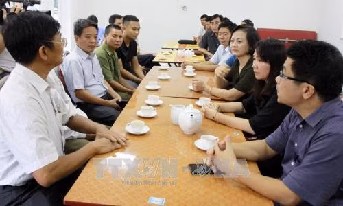Ngày 12/10/2017, đồng chí Phạm Thị Thanh Trà, Bí thư Tỉnh ủy, Chủ tịch HĐND tỉnh cùng các đồng chí lãnh đạo tỉnh Yên Bái, thị xã Nghĩa Lộ đến gặp mặt, động viên, chia sẻ với các thành viên gia đình phóng viên Đinh Hữu Dư - phóng viên thường trú của Thông tấn xã Việt Nam tại Yên Bái không may gặp nạn trong lúc tác nghiệp vào ngày 11/10. Ảnh: Trung Kiên - TTXVN