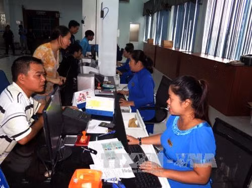 Hành khách đến mua vé tàu Tết 2018 tại ga Sài Gòn. Ảnh: Hoàng Hải-TTXVN