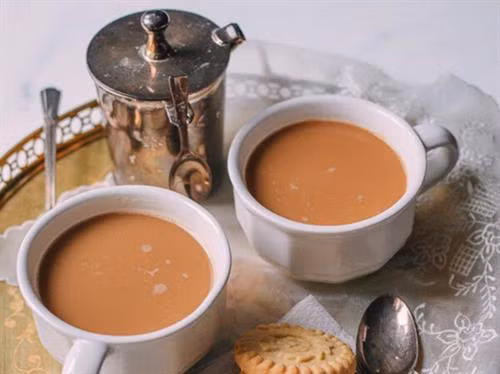 Cà phê Kaffeost ở Phần Lan: Cà phê nóng cùng với những viên phô mai nhỏ. (ảnh: Youtube/bilboteket) Cà phê Türk Kahvesi ở Thổ Nhĩ Kỳ: Cà phê được pha bằng một dụng cụ bằng đồng đặc biệt gọi là cezve. Đặc biệt, với cách pha này, người ta không lọc bã cà phê mà để bã tự lắng xuống. (ảnh: Wikimedia). Cà phê Yuanyang ở Malaysia: Một loại thức uống cực ngon được pha chế từ 3 phần cà phê đen và 7 phần trà sữa Hongkong. Bạn có thể dùng loại đồ uống này nóng hoặc lạnh. (ảnh: Courtesy of The Works of Life). Cà phê Flat White ở Australia: Loại cà phê này tương tự như cách làm một ly latte nhưng với kích cỡ nhỏ hơn. Để làm một tách này bạn cần một shot espresso và phun bọt sữa lên trên. (ảnh: Flick/Jessica Spengler). Cà phê Frappé ở Hy Lạp: Đây là đồ uống do một đại diện của hãng Nescafé tạo ra năm 1957. Loại cà phê này khá phổ biến vào mùa hè ở Hy Lạp, bao gồm cà phê hòa tan và lớp bọt sữa ở bên trên. (ảnh: Shutterstock). Cà phê Espresso Romano ở Italy: Người Italy dùng Espresso cùng với một lát chanh, thứ có thể mang lại hương vị độc đáo cho tách cà phê này. (ảnh: Shutterstock). Cà phê sữa đá ở Việt Nam: Ngọt ngào và có hương vị mạnh mẽ, cà phê sữa đá rất phổ biến ở Việt Nam. Cà phê được ủ bằng phin và nhỏ giọt xuống một cốc chứa đá lạnh và sữa đặc ở bên dưới. (ảnh: Flick/Alpha) Cà phê Café de Olla của Mexico: Cà phê truyền thống Mexico được pha cùng với thanh quế và đường mía chưa tinh chế, sau đó được rót vào một chiếc cốc bằng đất sét. Người dân Mexico tin rằng cốc đất sét sẽ làm nổi bật hương vị cà phê hơn. (ảnh: Wikimedia). Cà phê Touba ở Senegal: Hạt cà phê được rang cùng với hạt tiêu Guinea và thảo mộc, sau đó được pha và lọc trực tiếp từ bình. (ảnh: Getty). Cafezinho ở Brazil: Đây là thức uống phổ biến nhất đối với người dân địa phương. Cafezinho tương tự như một tách espresso, chỉ có điều loại này ngọt và thường được ủ thẳng với đường. (ảnh: Shutterstock). Cà phê Bombon ở Tây Ban Nha dành cho những tín đồ "ưa ngọt" đích thực với một lớp sữa đặc khá dày ở bên dưới cốc. (ảnh: Flickr/Abel Pardo Lopez). Cà phê Irish ở Ireland là một hỗn hợp bao gồm cà phê nóng, whisky Ailen, và đường, cùng với một lớp kem dày bên trên. (ảnh: Flickr/Marco Verch). Cà phê Wiener Melange ở Áo: Tương tự như cappuccino, thức uống này bao gồm espresso ở dưới cốc, ở trên phủ lớp sữa, bọt sữa, đôi khi có cả kem và bột ca cao. (ảnh: Shutterstock). Café au lait ở Pháp: Người Pháp thường thích khởi đầu ngày mới bằng ly cà phê hòa cùng với sữa nóng với tỷ lệ bằng nhau. Cà phê thường được rót trong một chiếc cốc lớn để có thể nhúng bánh croissant. (ảnh: Flickr/Christopher Cornelius). Cà phê Spiced của Morocco: Cà phê đen được pha trộn cùng với các loại gia vị nóng như thảo quả, hạt tiêu đen, quế, đinh hương, và nhục đậu khấu. (ảnh: Shutterstock). Cà phê Cubano của Cuba mang hương vị mạnh mẽ của espresso pha với đường. (ảnh: Shutterstock).