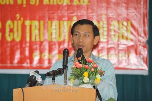 Phó Giám đốc Sở Giao thông Vận tải Thành phố Hồ Chí Minh Nguyễn Văn Tám trả lời cử tri huyện Củ Chi. Ảnh: Thanh Vũ-TTXVN