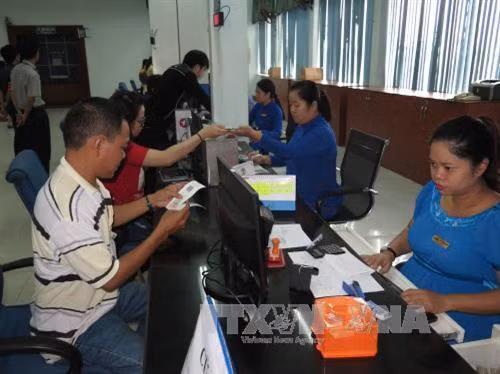 Hành khách đến mua vé tàu Tết 2018 tại ga Sài Gòn. Ảnh: Hoàng Hải-TTXVN