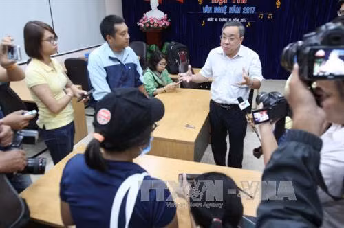 Phó Giám đốc Sở Công Thương Thành phố Hồ Chí Minh Nguyễn Ngọc Hòa trả lời báo chí về việc thị heo có đầy đủ thông tin truy xuất nguồn gốc vào chợ Bình Điền. Ảnh: Thanh Vũ-TTXVN
