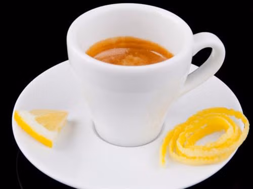 Cà phê Kaffeost ở Phần Lan: Cà phê nóng cùng với những viên phô mai nhỏ. (ảnh: Youtube/bilboteket) Cà phê Türk Kahvesi ở Thổ Nhĩ Kỳ: Cà phê được pha bằng một dụng cụ bằng đồng đặc biệt gọi là cezve. Đặc biệt, với cách pha này, người ta không lọc bã cà phê mà để bã tự lắng xuống. (ảnh: Wikimedia). Cà phê Yuanyang ở Malaysia: Một loại thức uống cực ngon được pha chế từ 3 phần cà phê đen và 7 phần trà sữa Hongkong. Bạn có thể dùng loại đồ uống này nóng hoặc lạnh. (ảnh: Courtesy of The Works of Life). Cà phê Flat White ở Australia: Loại cà phê này tương tự như cách làm một ly latte nhưng với kích cỡ nhỏ hơn. Để làm một tách này bạn cần một shot espresso và phun bọt sữa lên trên. (ảnh: Flick/Jessica Spengler). Cà phê Frappé ở Hy Lạp: Đây là đồ uống do một đại diện của hãng Nescafé tạo ra năm 1957. Loại cà phê này khá phổ biến vào mùa hè ở Hy Lạp, bao gồm cà phê hòa tan và lớp bọt sữa ở bên trên. (ảnh: Shutterstock). Cà phê Espresso Romano ở Italy: Người Italy dùng Espresso cùng với một lát chanh, thứ có thể mang lại hương vị độc đáo cho tách cà phê này. (ảnh: Shutterstock). Cà phê sữa đá ở Việt Nam: Ngọt ngào và có hương vị mạnh mẽ, cà phê sữa đá rất phổ biến ở Việt Nam. Cà phê được ủ bằng phin và nhỏ giọt xuống một cốc chứa đá lạnh và sữa đặc ở bên dưới. (ảnh: Flick/Alpha) Cà phê Café de Olla của Mexico: Cà phê truyền thống Mexico được pha cùng với thanh quế và đường mía chưa tinh chế, sau đó được rót vào một chiếc cốc bằng đất sét. Người dân Mexico tin rằng cốc đất sét sẽ làm nổi bật hương vị cà phê hơn. (ảnh: Wikimedia). Cà phê Touba ở Senegal: Hạt cà phê được rang cùng với hạt tiêu Guinea và thảo mộc, sau đó được pha và lọc trực tiếp từ bình. (ảnh: Getty). Cafezinho ở Brazil: Đây là thức uống phổ biến nhất đối với người dân địa phương. Cafezinho tương tự như một tách espresso, chỉ có điều loại này ngọt và thường được ủ thẳng với đường. (ảnh: Shutterstock). Cà phê Bombon ở Tây Ban Nha dành cho những tín đồ "ưa ngọt" đích thực với một lớp sữa đặc khá dày ở bên dưới cốc. (ảnh: Flickr/Abel Pardo Lopez). Cà phê Irish ở Ireland là một hỗn hợp bao gồm cà phê nóng, whisky Ailen, và đường, cùng với một lớp kem dày bên trên. (ảnh: Flickr/Marco Verch). Cà phê Wiener Melange ở Áo: Tương tự như cappuccino, thức uống này bao gồm espresso ở dưới cốc, ở trên phủ lớp sữa, bọt sữa, đôi khi có cả kem và bột ca cao. (ảnh: Shutterstock). Café au lait ở Pháp: Người Pháp thường thích khởi đầu ngày mới bằng ly cà phê hòa cùng với sữa nóng với tỷ lệ bằng nhau. Cà phê thường được rót trong một chiếc cốc lớn để có thể nhúng bánh croissant. (ảnh: Flickr/Christopher Cornelius). Cà phê Spiced của Morocco: Cà phê đen được pha trộn cùng với các loại gia vị nóng như thảo quả, hạt tiêu đen, quế, đinh hương, và nhục đậu khấu. (ảnh: Shutterstock). Cà phê Cubano của Cuba mang hương vị mạnh mẽ của espresso pha với đường. (ảnh: Shutterstock).