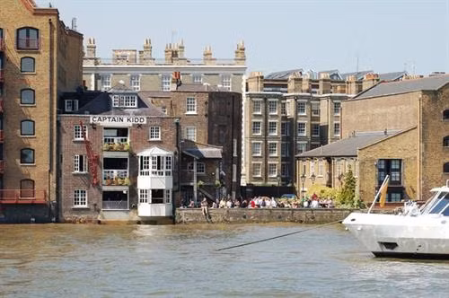 Giá treo cổ hiện nay bên ngoài quán rượu Prospect of Whitby. Ảnh: Felix Cohen/Flickr