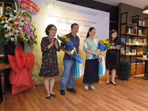 Trao giải hạng mục lịch Bloc tuần cuộc thi Lịch Xuân 2017. Ảnh: Danh Lợi