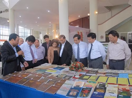 Các đại biểu tham quan gian trưng bày các ấn phẩm về văn hóa Hòa Bình. Ảnh: Vũ Thị Hà - TTXVN