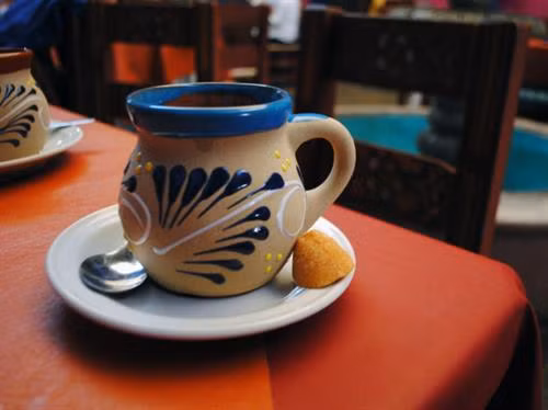 Cà phê Kaffeost ở Phần Lan: Cà phê nóng cùng với những viên phô mai nhỏ. (ảnh: Youtube/bilboteket) Cà phê Türk Kahvesi ở Thổ Nhĩ Kỳ: Cà phê được pha bằng một dụng cụ bằng đồng đặc biệt gọi là cezve. Đặc biệt, với cách pha này, người ta không lọc bã cà phê mà để bã tự lắng xuống. (ảnh: Wikimedia). Cà phê Yuanyang ở Malaysia: Một loại thức uống cực ngon được pha chế từ 3 phần cà phê đen và 7 phần trà sữa Hongkong. Bạn có thể dùng loại đồ uống này nóng hoặc lạnh. (ảnh: Courtesy of The Works of Life). Cà phê Flat White ở Australia: Loại cà phê này tương tự như cách làm một ly latte nhưng với kích cỡ nhỏ hơn. Để làm một tách này bạn cần một shot espresso và phun bọt sữa lên trên. (ảnh: Flick/Jessica Spengler). Cà phê Frappé ở Hy Lạp: Đây là đồ uống do một đại diện của hãng Nescafé tạo ra năm 1957. Loại cà phê này khá phổ biến vào mùa hè ở Hy Lạp, bao gồm cà phê hòa tan và lớp bọt sữa ở bên trên. (ảnh: Shutterstock). Cà phê Espresso Romano ở Italy: Người Italy dùng Espresso cùng với một lát chanh, thứ có thể mang lại hương vị độc đáo cho tách cà phê này. (ảnh: Shutterstock). Cà phê sữa đá ở Việt Nam: Ngọt ngào và có hương vị mạnh mẽ, cà phê sữa đá rất phổ biến ở Việt Nam. Cà phê được ủ bằng phin và nhỏ giọt xuống một cốc chứa đá lạnh và sữa đặc ở bên dưới. (ảnh: Flick/Alpha) Cà phê Café de Olla của Mexico: Cà phê truyền thống Mexico được pha cùng với thanh quế và đường mía chưa tinh chế, sau đó được rót vào một chiếc cốc bằng đất sét. Người dân Mexico tin rằng cốc đất sét sẽ làm nổi bật hương vị cà phê hơn. (ảnh: Wikimedia). Cà phê Touba ở Senegal: Hạt cà phê được rang cùng với hạt tiêu Guinea và thảo mộc, sau đó được pha và lọc trực tiếp từ bình. (ảnh: Getty). Cafezinho ở Brazil: Đây là thức uống phổ biến nhất đối với người dân địa phương. Cafezinho tương tự như một tách espresso, chỉ có điều loại này ngọt và thường được ủ thẳng với đường. (ảnh: Shutterstock). Cà phê Bombon ở Tây Ban Nha dành cho những tín đồ "ưa ngọt" đích thực với một lớp sữa đặc khá dày ở bên dưới cốc. (ảnh: Flickr/Abel Pardo Lopez). Cà phê Irish ở Ireland là một hỗn hợp bao gồm cà phê nóng, whisky Ailen, và đường, cùng với một lớp kem dày bên trên. (ảnh: Flickr/Marco Verch). Cà phê Wiener Melange ở Áo: Tương tự như cappuccino, thức uống này bao gồm espresso ở dưới cốc, ở trên phủ lớp sữa, bọt sữa, đôi khi có cả kem và bột ca cao. (ảnh: Shutterstock). Café au lait ở Pháp: Người Pháp thường thích khởi đầu ngày mới bằng ly cà phê hòa cùng với sữa nóng với tỷ lệ bằng nhau. Cà phê thường được rót trong một chiếc cốc lớn để có thể nhúng bánh croissant. (ảnh: Flickr/Christopher Cornelius). Cà phê Spiced của Morocco: Cà phê đen được pha trộn cùng với các loại gia vị nóng như thảo quả, hạt tiêu đen, quế, đinh hương, và nhục đậu khấu. (ảnh: Shutterstock). Cà phê Cubano của Cuba mang hương vị mạnh mẽ của espresso pha với đường. (ảnh: Shutterstock).