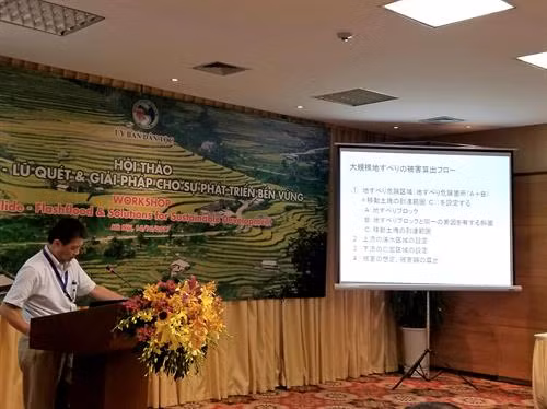 Đại diện chuyên gia người Nhật chia sẻ về thiệt hại và chi phí cho việc phòng chống, khắc phục hậu quả do sạt lở đất và lũ quét. Ảnh: Hoàng Tâm