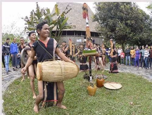 Đồng bào Xơ Đăng trong lễ mừng lúa mới.