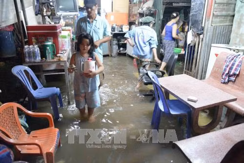 Khu vực bờ kè Thanh Đa, phường 25, quận Bình Thạnh bị ngập sâu gần 0,5 mét khiến sinh hoạt và đi lại của người dân gặp nhiều khó khăn. Ảnh : Mạnh Linh-TTXVN