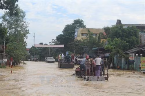 Các các phương tiện chuyển tải như xe tải 5 tấn, máy cày nông nghiệp được huy động để tăng bo người và phương tiện qua đoạn ngập lụt. Ảnh: Hoa Mai – TTXVN