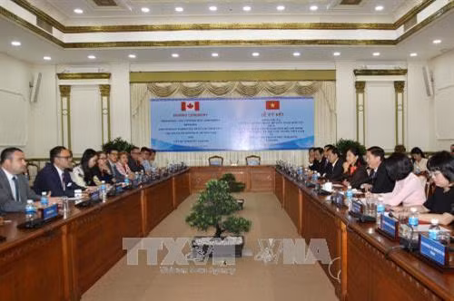 Phó Chủ tịch UBND Thành phố Hồ Chí Minh Trần Vĩnh Tuyến tiếp ông Denzil Minnen-Wong Phó Thị trưởng Thành phố Toronto, Canada. Ảnh: Thanh Vũ-TTXVN