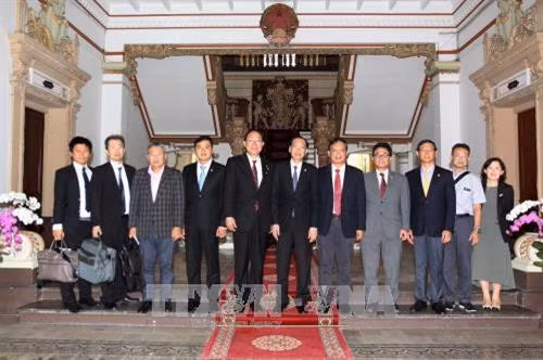Ông Lê Thanh Liêm với ông Goto Hitoshi cùng các đại biểu. Ảnh: Thanh Vũ-TTXVN