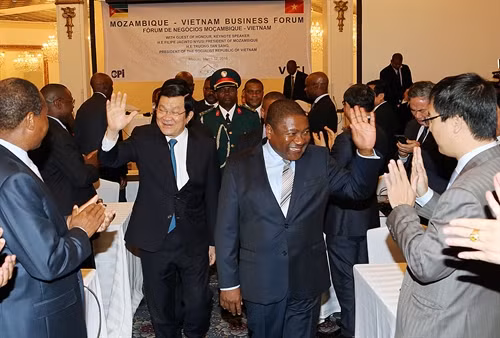 Chủ tịch nước Trương Tấn Sang và Tổng thống Cộng hòa Mozambique, ngài Filipe Jacinto Nyusi đến dự Diễn đàn Doanh nghiệp Mozambique-Việt Nam. Ảnh: Nguyễn Khang – TTXVN