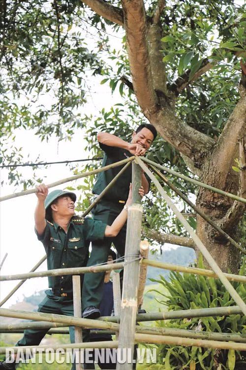 Chiến sĩ Đồn biên phòng Mường Cai giúp Trường mầm non Hoa Đào xây dựng khu vui chơi cho con em đồng bào dân tộc