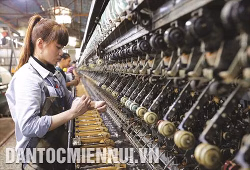Cơ sở sản xuất tơ tằm Lê Sáu ở xã Đinh Lạc, huyện Di Linh thu hút hàng chục lao động địa phương, trong đó có con em đồng bào dân tộc
