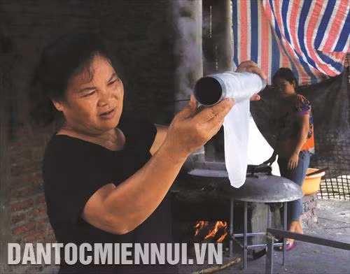 Nghề làm bánh phở khô đã tạo công ăn việc làm và nguồn thu nhập ổn định cho nhiều hộ dân sinh sống trên địa bàn thị trấn Phủ Thông