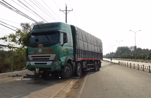 Chiếc xe tải cày nát hơn 100m dải phân cách trên Quốc lộ 14 do tài xế...ngủ gật