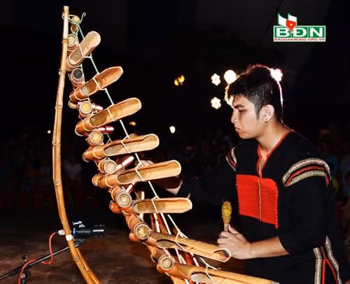 Ðàn T’rưng được làm từ tre nứa, tạo nên âm thanh trầm bổng rất thích thú cho người nghe