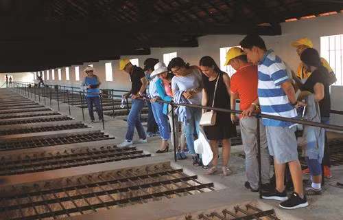 Du khách tham quan khu chuồng cọp thuộc Khu di tích lịch sử Nhà tù Côn Đảo. Ảnh: Đồng Chí Thọ