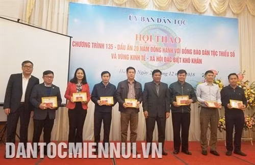 Thứ trưởng Phó Chủ nhiệm Ủy ban Dân tộc Y Thông trao Kỷ niệm chương "Vì sự nghiệp phát triển các dân dân tộc" cho các cá nhân thuộc các Bộ, ngành. Ảnh: Hoàng Tâm