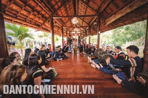 Tục kết nghĩa sẽ thắt chặt hơn nữa tinh thần, trách nhiệm giữa các thành viên trong gia đình và dòng họ, tạo sự thống nhất trong dòng họ trên quan hệ song phương. Ảnh: Dương Giang