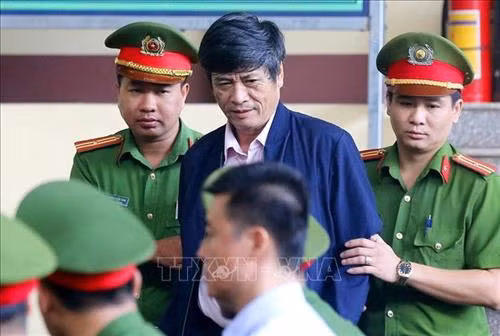 Bị cáo Nguyễn Thanh Hóa (nguyên Cục trưởng Cục Cảnh sát điều tra tội phạm sử dụng công nghệ cao - Bộ Công an) được dẫn giải tới phiên tòa xét xử sơ thẩm 92 bị cáo trong vụ án đánh bạc nghìn tỷ qua mạng Internet. Ảnh: Trung Kiên - TTXVN