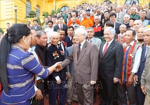 Tổng Bí thư, Chủ tịch nước Nguyễn Phú Trọng với các Già làng, trưởng bản, trưởng dòng họ, người có uy tín tiêu biểu. Ảnh Trí Dũng – TTXVN