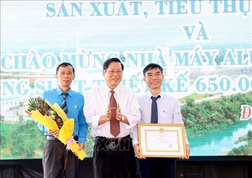 Ủy ban nhân dân tỉnh Đắk Nông tặng bằng khen cho lãnh đạo Công ty Nhôm Đắk Nông. Ảnh: Hưng Thịnh-TTXVN