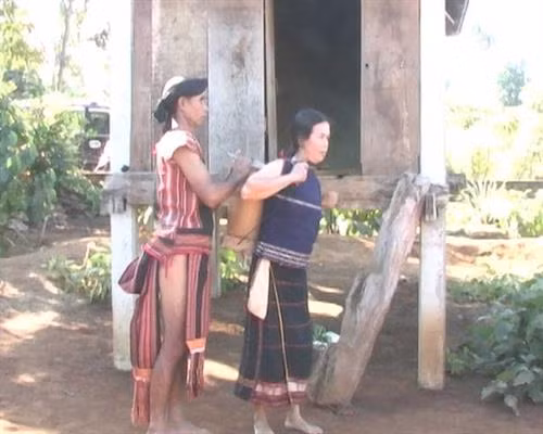 Gia chủ cúng lúa mới tại kho.