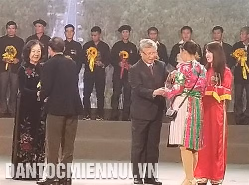 Đồng chí Trần Quốc Vượng, Ủy viên Bộ Chính trị, Thường trực ban Bí thư và đồng chí Trương Thị Mai, Ủy viên Bộ Chính trị, Trưởng ban Dân vận Trung ương chúc mừng các đại biểu là người uy tín tiêu biểu trong đồng bào DTTS năm 2018. Ảnh: Hoàng Hải