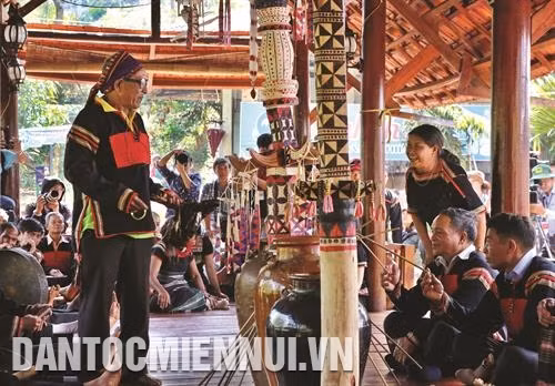 Ngày nay, tục kết nghĩa của người Ê-đê được tổ chức đơn giản hơn. Lễ vật bao gồm một con gà trống, ít nhất một ché rượu cần và hai chiếc vòng đeo tay để làm kỷ vật cho đôi bên. Ảnh: Dương Giang