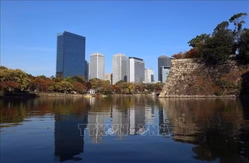 Tòa thành cổ Osaka nằm giữa trung tâm thành phố hiện đại và sôi động, mang lại cho du khách một cảm giác yên bình khi đến tham quan chiêm ngưỡng. Ảnh: Huy Hùng - TTXVN