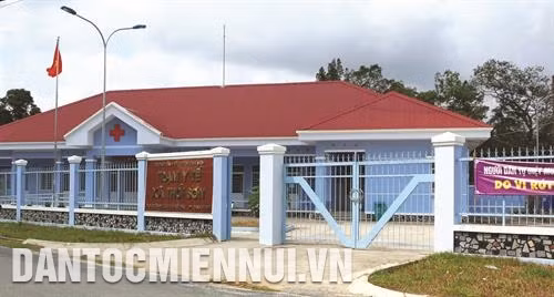Trạm y tế xã Thới Sơn, huyện Tịnh Biên (An Giang) được đầu tư xây dựng khang trang, đáp ứng cơ bản nhu cầu khám, chữa bệnh của đồng bào. Ảnh: Công Mạo