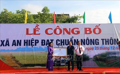 Ông Trần Văn Chuyện, Chủ tịch UBND tỉnh Sóc Trăng (áo trắng) trao Công nhận xã An Hiệp đạt chuẩn nông thôn mới. Ảnh: Trung Hiếu-TTXVN