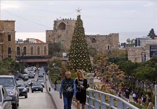 Cây thông Noel khổng lồ tại Byblos, phía bắc Beirut, Liban Ảnh: THX/ TTXVN