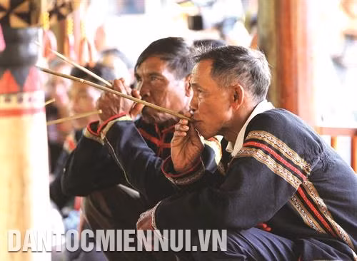 Sau khi chứng kiến các nghi thức cúng lễ kết nghĩa, dân làng uống rượu cần, ăn thịt, cơm nếp và múa hát giao lưu để cùng chúc phúc cho những người được kết nghĩa, cầu mong cho họ luôn đoàn kết, gắn bó bên nhau. Ảnh: Dương Giang