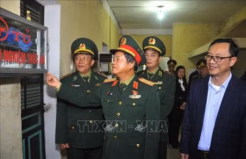 Phó Chủ tịch Quốc hội Đỗ Bá Tỵ thăm Đồn Biên phòng Cửa khẩu Quốc tế Thanh Thủy. Ảnh: Kim Tiến -TTXVN